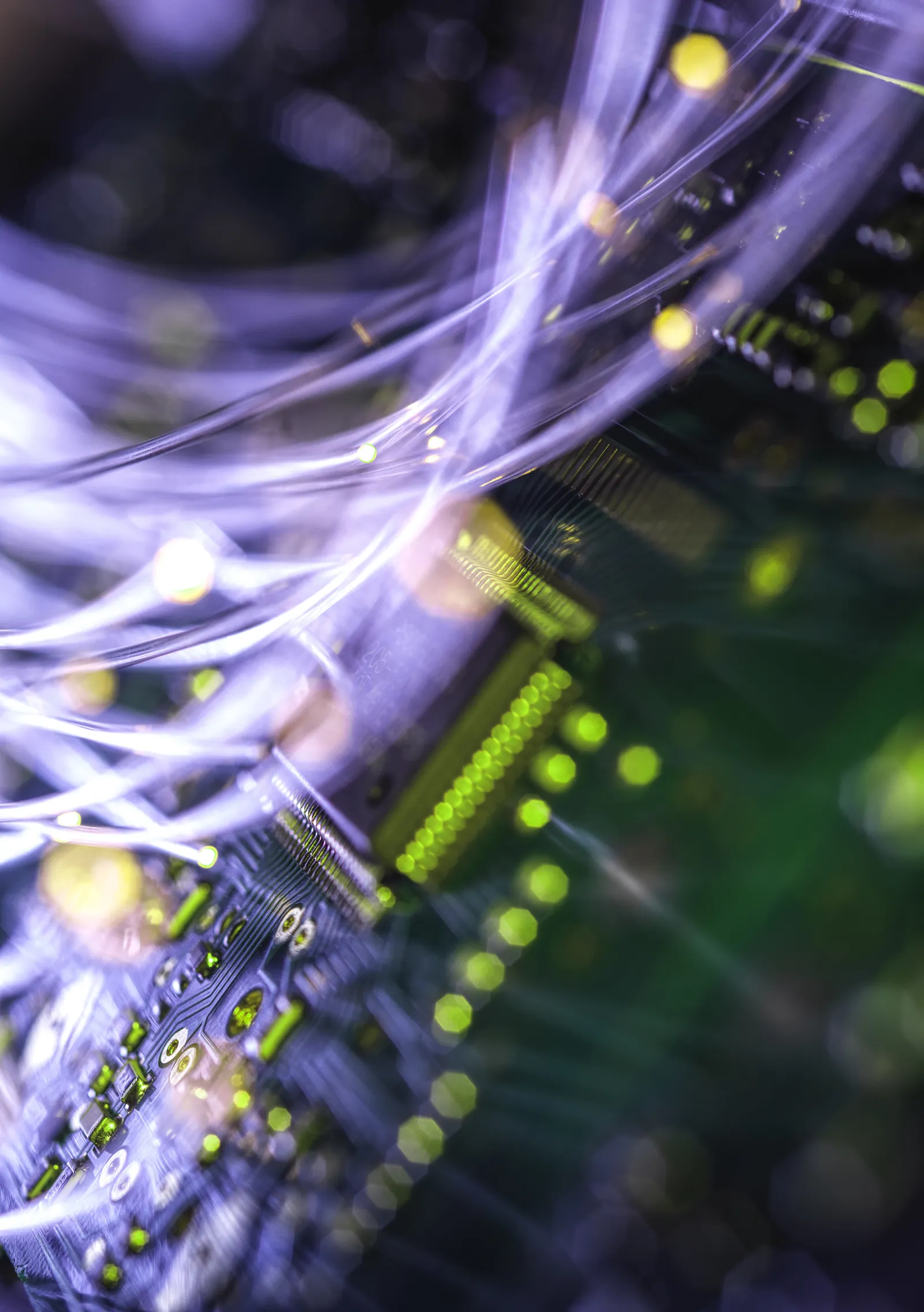 Glasvezelverbindingen die data transporteren, symbool voor IT als utility